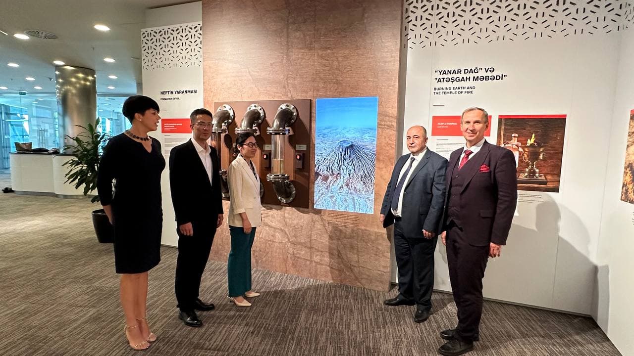 与会者参观石油行业历史展览